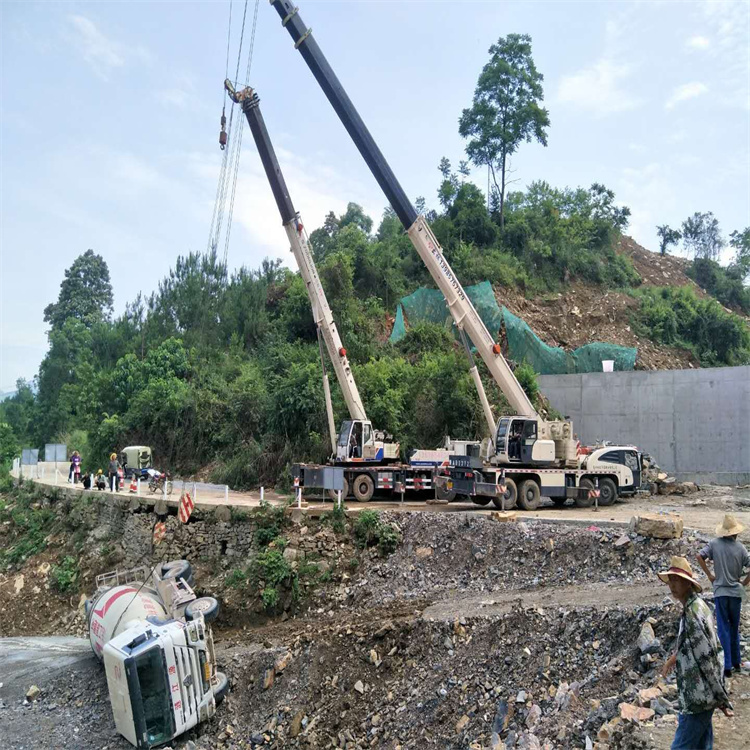 融水汽车掉沟里叫吊车救援要多少钱
